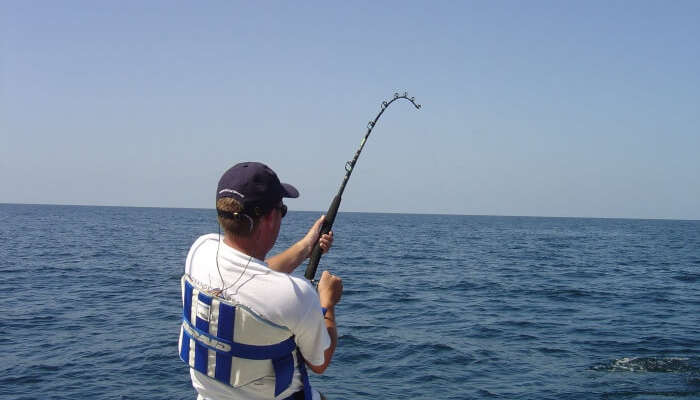 Enjoy-deep-sea-fishing[1]